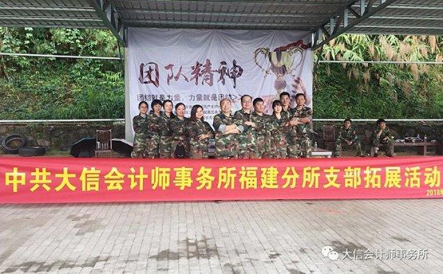 迷路的可爱男孩