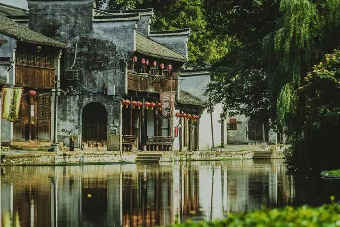 人人视频和人人美剧哪个是正版游戏画面